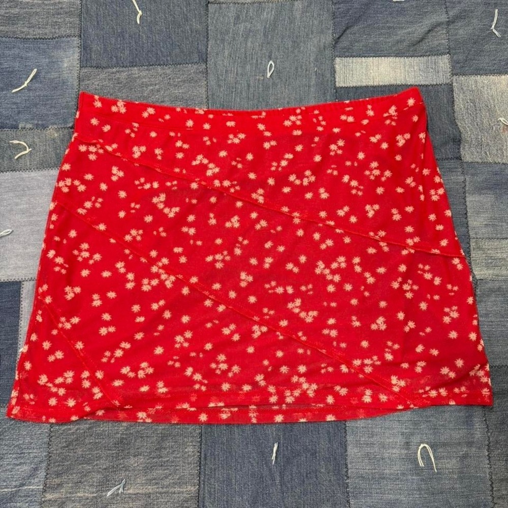 red‎ and white floral mini skirt